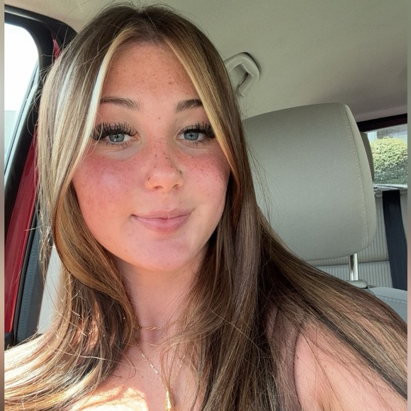 Meet your Posher, Della - Picture 3 of 7